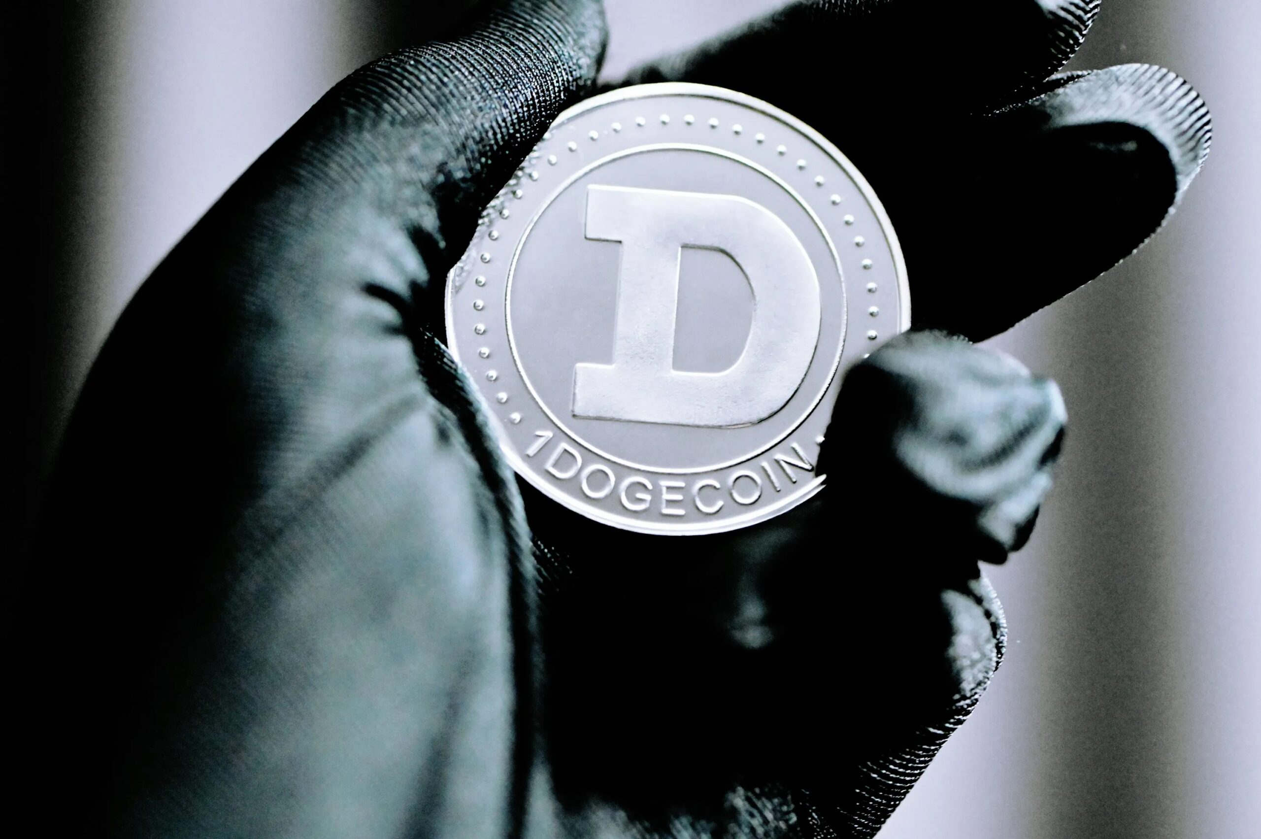 ETF на Dogecoin стартували без змін, але технічний аналіз вказує на можливість досягнення $1, якщо підтримка витримає.